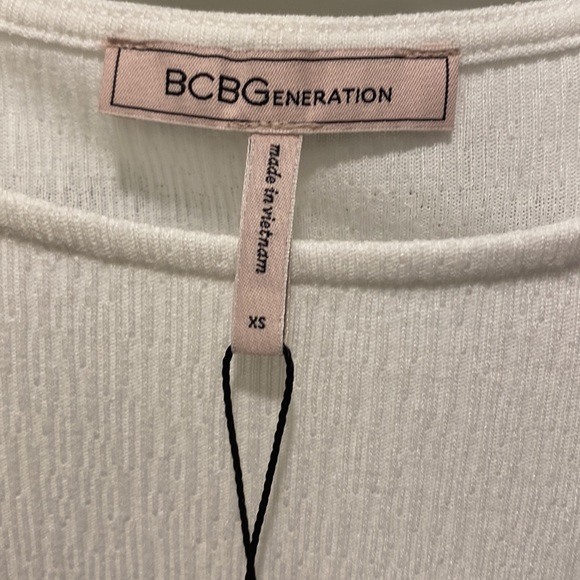 BCBGeneration white flouncy sleeve top - Picture 2 of 5